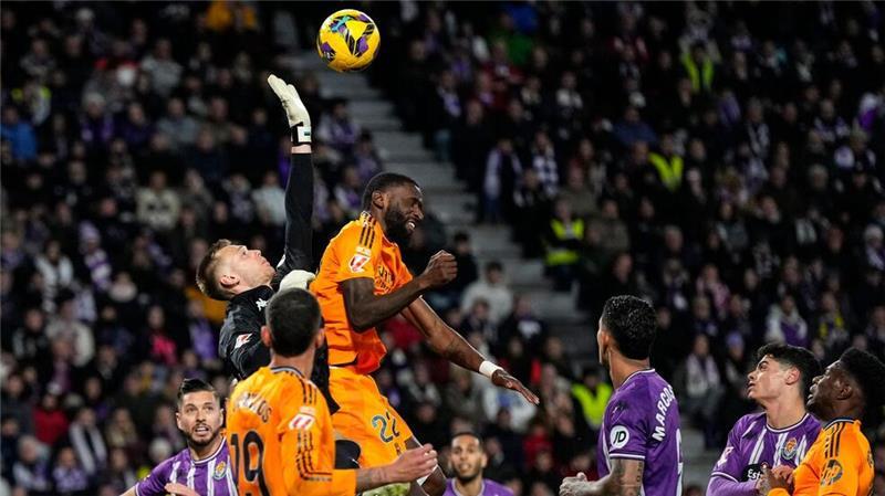 Valladolids Torhüter Karl Hein klärt den Ball neben Real Madrids Antonio Rüdiger.