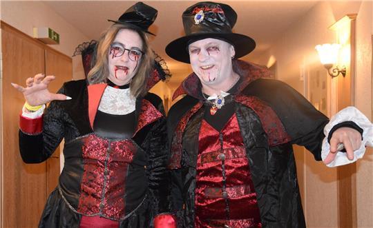 Vampire streifen über die Flure des Schützenhofs Ahlerstedt: Manuela und Torsten Wiehe haben sich zur 75. Karnevalssession besonders herausgeputzt.