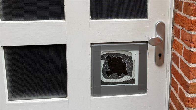 Vandalen haben am Kreishaus eine Tür teils zerstört.