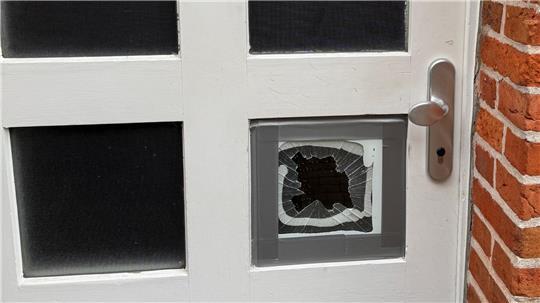 Vandalen haben am Kreishaus eine Tür teils zerstört.