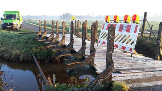 Vandalismus an der Holzbrücke des Schneewegs: Unbekannte haben unter anderem das Geländer abgebaut.