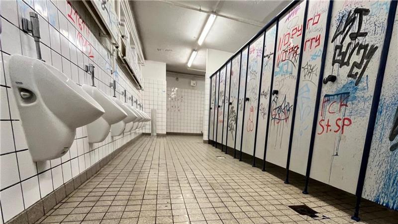 Vandalismus auf Schultoiletten ist ein flächendeckendes Problem.