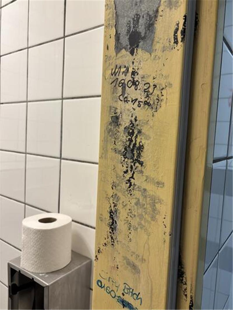 Vandalismus im Männerklo am Hafen.