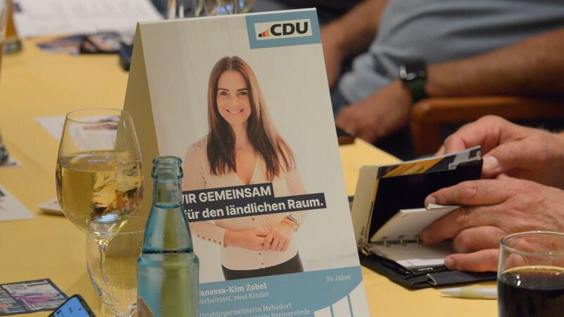 Vanessa-Kim Zobel geht die Bewerbung für die CDU-Bundestagskandidatur 2025 sehr professionell an. Diese Aufsteller standen gleich mehrfach im Jagdzimmer im Hotel Daub in Bremervörde.