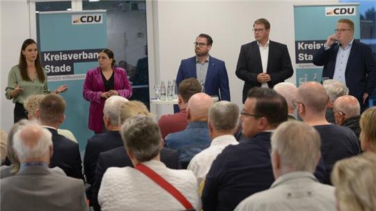 Vanessa-Kim Zobel spricht vor 80 Zuhörern im Havenhostel in Stade. Sabrina Klapper, der Stader CDU-Chef und Moderator Arne Kramer, Alexander Krause und Nico Burfeind (von links) hören zu.