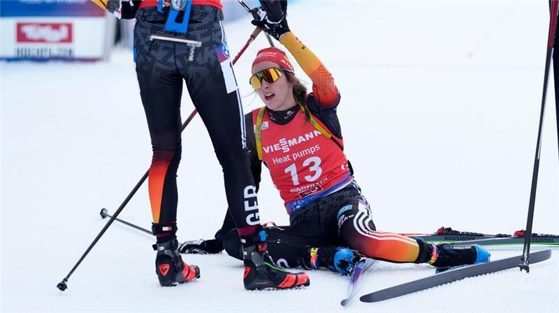 Biathletinnen Voigt und Preuß in Hochfilzen auf dem Podest Vanessa Voigt liegt erschöpft im Ziel.