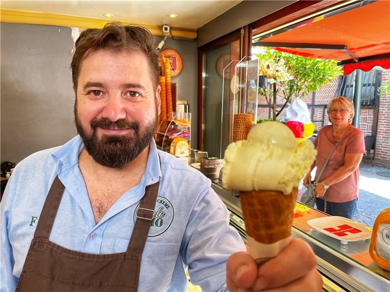 Buxtehuder Eiscafé macht veganes Eis selbst - aus Olivenöl Vanille-Eis ist ein Klassiker und nach wie vor die beliebteste Eissorte in Deutschland – auch hier im Solemio in Buxtehude. Fortunato da Silva Coelho bietet es auch in einer veganen Variante auf Olivenöl-Basis an, die bei vielen Kunden beli