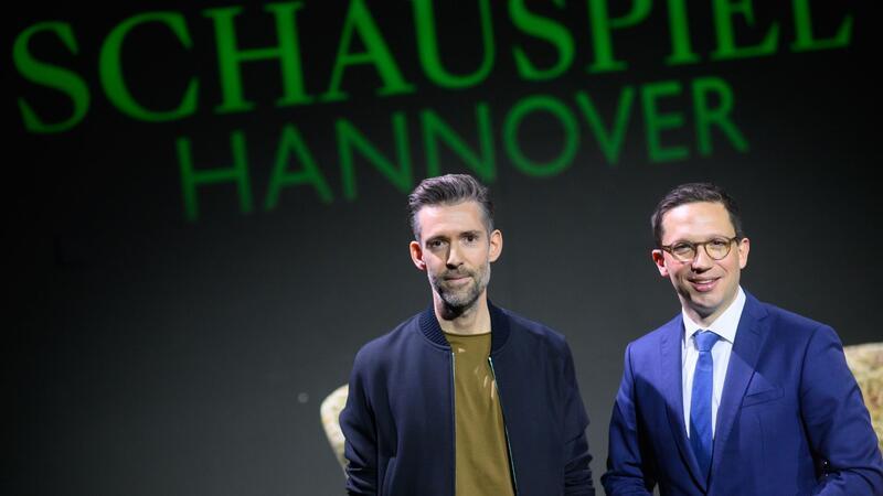 Busse und Boenisch werden neue Intendanten in Hannover Vasco Boenisch (l), neuer Intendant Schauspiel am Staatstheater Hannover, steht bei seiner Vorstellung mit Falko Mohrs (SPD), Kulturminister Niedersachsen, in der Cumberlandschen Bühne.