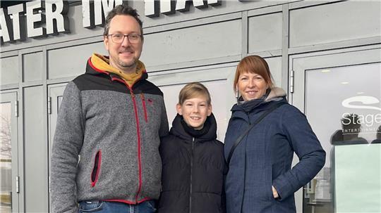 Vater Julian, Mutter Jessica und Sohn Jonathan Fetz aus der Nähe von Potsdam freuen sich auf die Backstage-Führung.