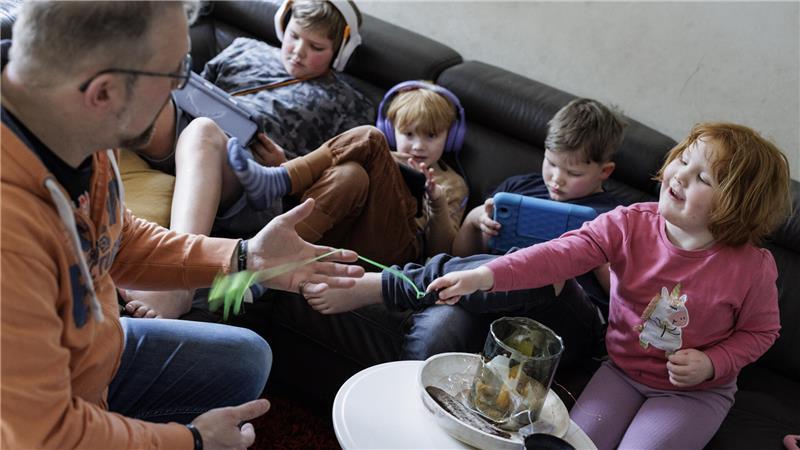 Leben in der Großfamilie: Zehn Geschwister „unfassbar bereichernd“ Vater Marc Hofstee (l-r) unterhält sich mit seinen Kindern Josua, Caspar, Till und Aurelia. Zur Familie Hofstee gehören zehn Jungen und Mädchen.