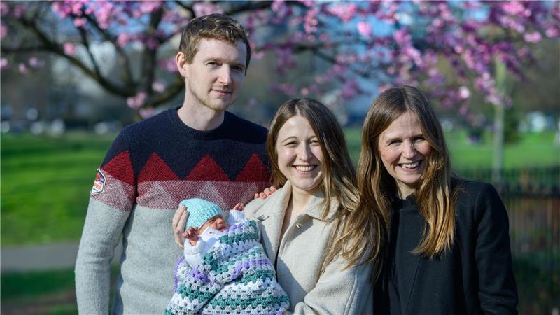 Kleines Wunder: Baby nach Gebärmuttertransplantation geboren Vater, Mutter, Tante: Große Freude über das Baby.