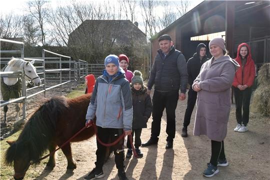 Vater Mykola Oniskowits ist mit seiner Frau Alla und neun Kindern geflohen. Auf dem Reiterhof von Torben Holst genießt besonders Sohn Iwan (vorne), dass er hier Pferde und Ponys streicheln darf. Fotos: Felsch