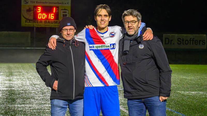 Vater Stefan Behnke (rechts) und Sohn Len freuten sich nach dem 3:1-Sieg der Eintracht. Vater Thomas Bode musste die VSV-Niederlage alleine verdauen: Sohn Timon hatte den Platz fluchtartig und gefrustet verlassen.