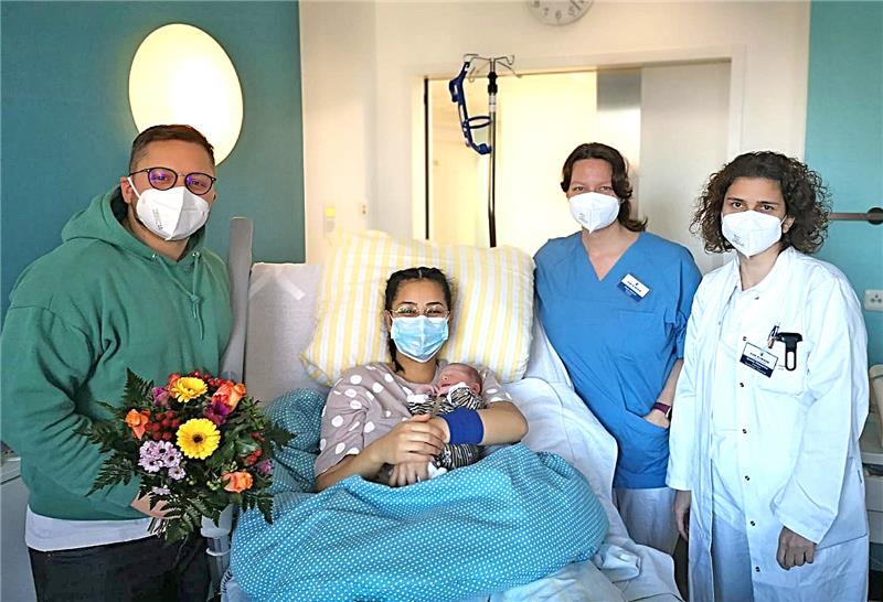 Vater Yannik und Mutter Sarvenaz mit Sohn Nima, HebammeTanja Bartsch und Oberärztin Gülay Hasdemir etwa vier Stunden nach der Geburt. Foto: Elbe Kliniken