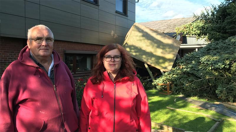 Nach Tornado im Kreis Stade: Zwei Familien berichten von Verwüstungen Vater und Tochter - Hartwig Ringkewitz und Christina Suhr - sind völlig erschüttert von der Urkraft des Tornados.