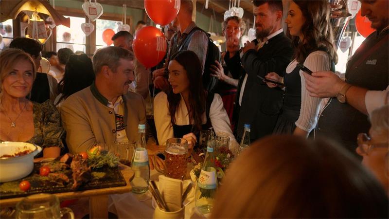 Vater und Tochter gemeinsam auf der Wiesn.