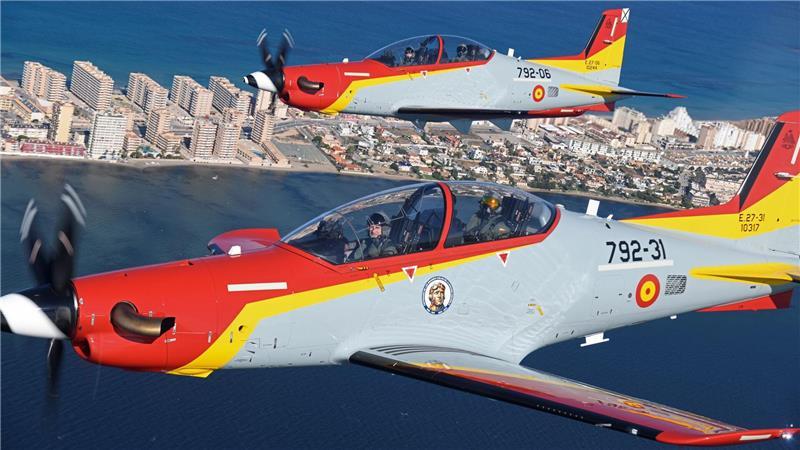 Vater und Tochter in je einem Trainingsflugzeug über dem Mittelmeer: Im vorderen Flugzeug Spaniens König Felipe VI., im hinteren Thronfolgerin, Kronprinzessin Leonor.