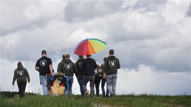 Vatertag in Datthausen: Gruppe mit Bollerwagen unterwegs