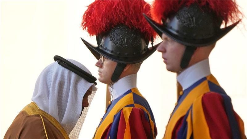 Vatikan: Begegnung zwischen bahrainischer Delegation und Schweizergardisten bei Papst-Besuch.
