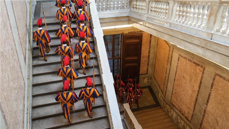 Vatikanstadt im Protokollmodus: Schweizer Garde marschiert zum Empfang des peruanischen Interimspräsidenten
