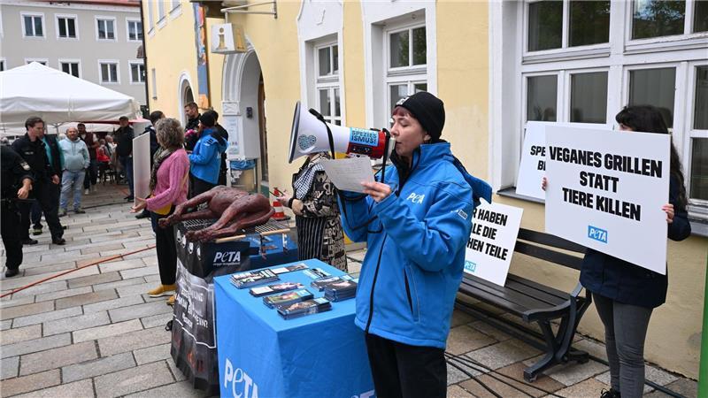 Schweine-Wettgrillen mit Söder und Peta-Protest „Veganes Grillen statt Tiere killen“: Peta-Protest in Viechtach.