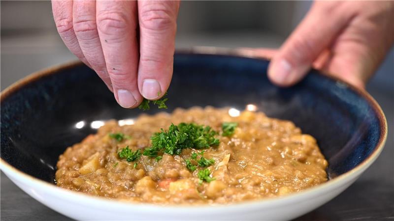 Kantinen-Ranking: Currywurst wird wieder etwas beliebter Vegetarische Linsensuppe im Betriebsrestaurant von Apetito - dieses Gericht wird oft in Kindergärten gegessen.