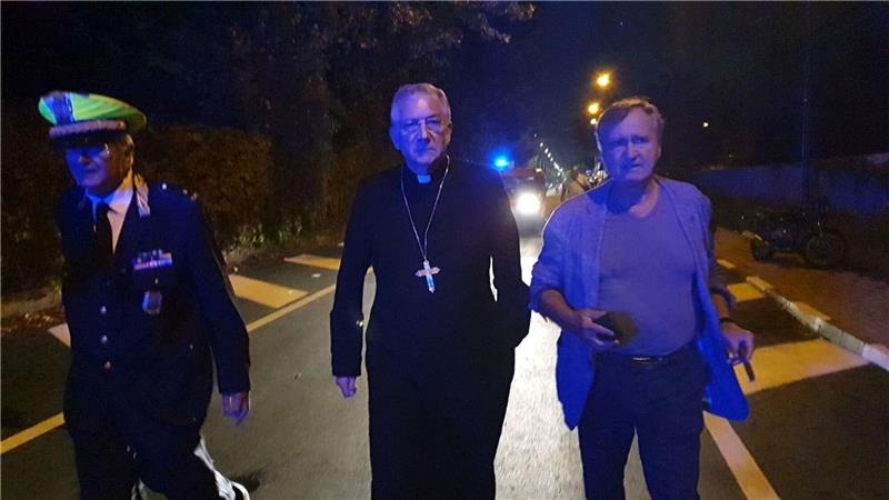 Was führte zu der Buskatastrophe von Venedig? Venedigs Bürgermeister Luigi Brugnaro (r) und ein Priester kommen nach dem Bunsunglück zur Unfallstelle.