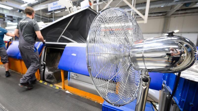 Arbeiten bei übermäßiger Hitze: Zahl der Betroffenen steigt Ventilatoren können in heißen Fabrikhallen Abhilfe schaffen.