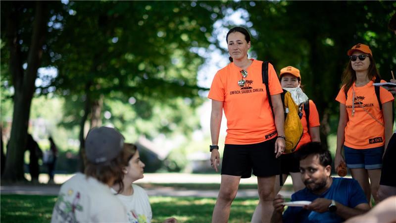 Sommer, Sonne, Sauberkeit: Unterwegs mit Grill-Diplomaten Vera Drewke wählt stets eine freundliche Ansprache.