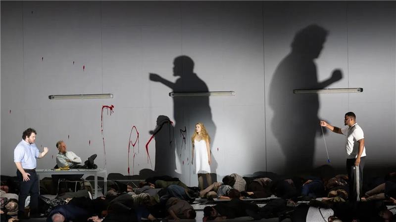 Von Engeln und himmlischen Chören Vera-Lotte Boecker (Mitte) in „Das Paradies und die Peri“.