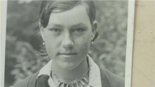 Vera Taran aus der Ukraine war Zwangsarbeiterin in Drochtersen. Von hier führte ihr Weg ins KZ. Ihr Name und der ihres Kindes, das nur einen Tag lebte, sind auf den Stelen festgehalten.