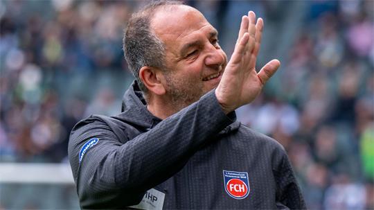Verabschiedet sich Frank Schmidt als Heidenheimer Coach? Es geht in seine „mutmaßlich“ letzte Saison. (Archivbild)