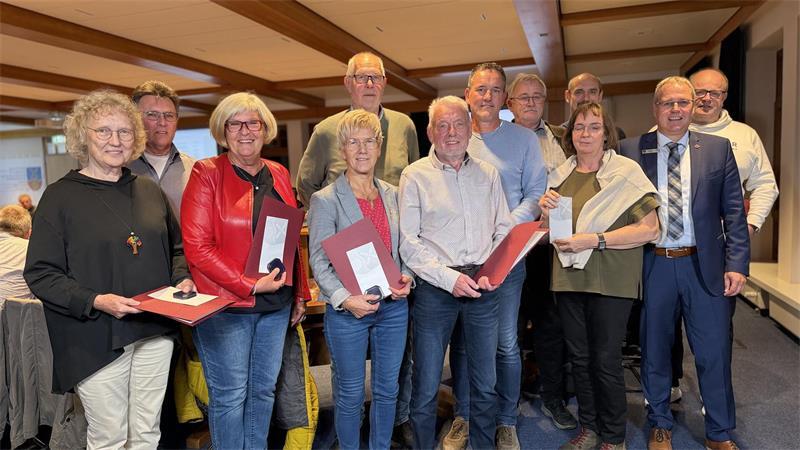 Verabschiedung vom Samtgemeinderat (von links): Elke Weh, Ernst-Wilhelm Cordes, Petra Tiemann, Hans-Ulrich Schumacher, Helga Wiebusch, Gerhard Buchner, Jörg Schomacker, Jörg Müller, Dirk Krüger, Maren Heuer, Matthias Hartlef und Lars Müller.