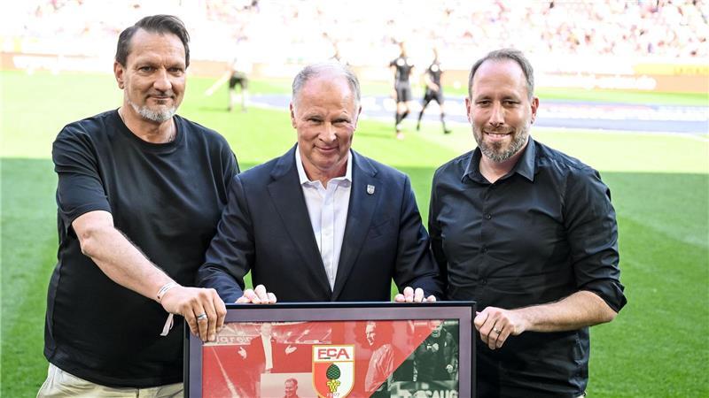 Europacup-Traum lebt: Augsburg schlägt schwache Gladbacher Verabschiedung vor dem Anpfiff für den langjährigen Augsburger Geschäftsführer Stefan Reuter.