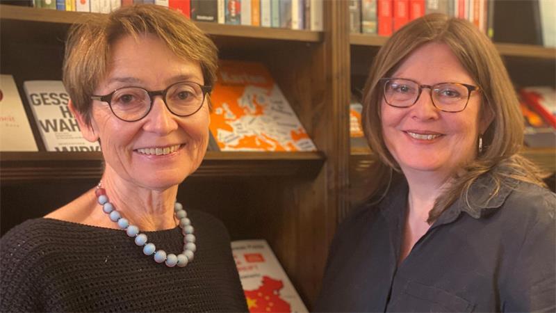 Veränderung im Buxtehuder Einzelhandel: Rita Körner hat Tanja Drecke für ihre Buchhandlung „Literatur im Zimmer“ gewonnen.