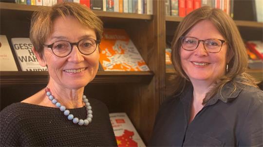Veränderung im Buxtehuder Einzelhandel: Rita Körner hat Tanja Drecke für ihre Buchhandlung „Literatur im Zimmer“ gewonnen.