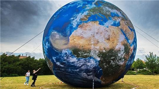 Veränderungen an der Erdoberfläche und in der Atmosphäre beeinflussen die Erdrotation. (Archivbild)