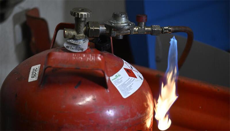 Verärgert über Kündigung? Eine Angestellte soll laut Anklage eine Gasflasche in einem Transporter aufgedreht haben.