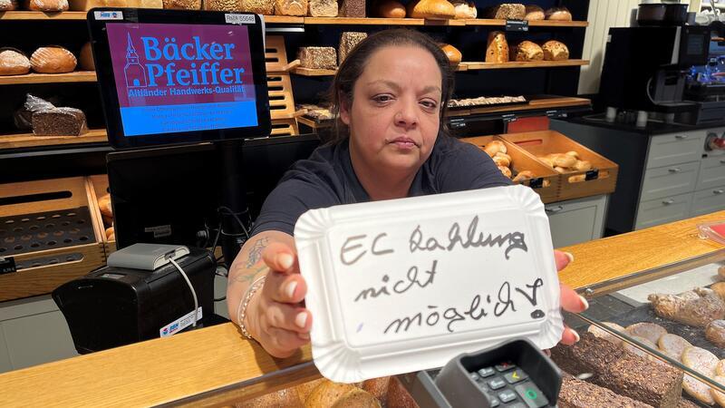 Nach 14 Tagen: Schnelles Internet im Alten Land funktioniert wieder Verärgert über die Deutsche Glasfaser: Derya Abdul von der Bäckerei Pfeiffer muss Kunden sagen, dass EC-Zahlungen wegen des Internetausfalls zurzeit nicht möglich sind.