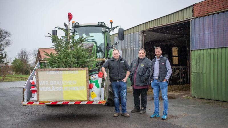 Protest gegen die Bundesregierung: Landwirte hängen Ampel an den Galgen Verärgert und entschlossen, weil es ihrer Ansicht nach um die Existenz geht (von links): Die Landwirte Jan Bischoff, Horst Meyer und Sven von Glahn machen beim Zusammentreffen in Debstedt deutlich, warum sie immer wieder protestieren.