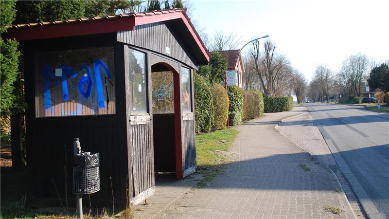 Veraltet und nicht barrierefrei: Auch die Bushaltestelle an der Hauptstraße wird erneuert. Beckdorfer wünschen sich zudem eine Überquerungshilfe.