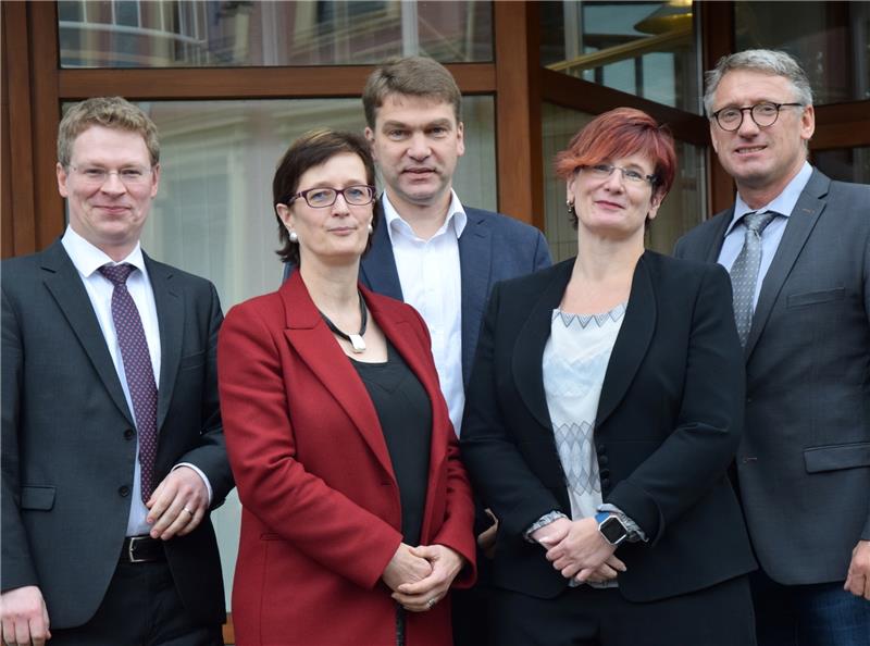 Verantwortliche vom Handelsverband Nordwest: Jan König, Hauptgeschäftsführer, die Delegierten Monika Schmücker-Reich und Klaus Ney, Nathalie Rübsteck, Geschäftsführerin der Geschäftsstelle in Stade, sowie der Delegierte Jan Meibohm.