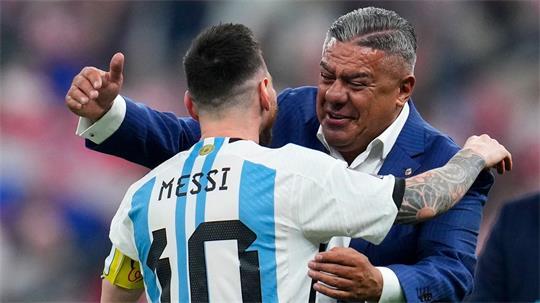Verbandsboss Claudio Tapia kündigt eine Ehrung für Lionel Messi an. (Archivbild)
