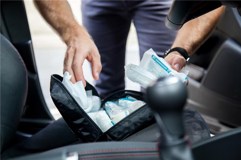 Ab Februar im Auto Pflicht: Diese Regel kennen die wenigsten Verbandskasten im Auto: Ab 1. Februar müssen zwei Masken enthalten sein. Foto: Klose/dpa