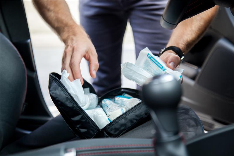 Verbandskasten im Auto: Ab 1. Februar müssen zwei Masken enthalten sein. Foto: Klose/dpa