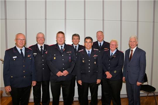 Verbandsvorsitzender Volker Bellmann mit den geehrten Kameraden Dieter Tschorschke, Matthias Dittmer, Carsten Beneke, Michael Boer, André Emme, Andrea Meyn und Landrat Rainer Rempe. Foto: Feuerwehr