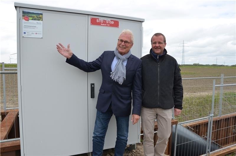 Verbandsvorsteher Heinrich Reincke (links) und Geschäftsführer Robert Nicolai freuen sich, dass mit dem Pilotprojekt die Steuerungstechnik, die sich in dem Kasten befindet, optimiert werden kann.