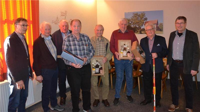Verbandsvorsteher Johann Ropers (links) und Geschäftsführer Wilhelm Meyer (rechts) verabschiedeten Ausschussmitglieder mit warmen Worten und Präsenten. Sechs von neun waren anwesend. Zusammen haben sie 190 Jahre Ehrenamt auf dem Buckel.