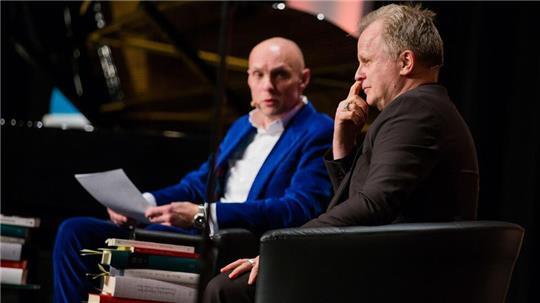 Verbindet eine lange Freundschaft und Zusammenarbeit: Schon 2015 saßen  Michael Lentz und Herbert Grönemeyer zusammen auf der Bühne und sprachen über die Texte des Musikers, damals bei der Lit.Cologne.
