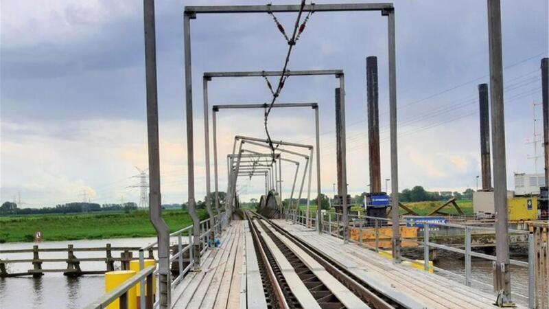 Schäden an der Ersatzeisenbahnbrücke nach der Schiffskollision.